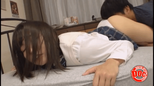 「「もうイッてるから…」童貞の僕をからかい挑発パンチラしてくるJ○妹をガムシャラピストンでイカせまくり！」のサムネイルgif画像