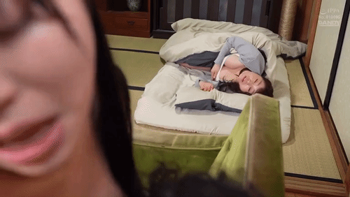 「嫁が里帰り出産期間中に隣の巨乳姉妹に交互に浮気中出しを迫られる連射動画」のサムネイルgif画像