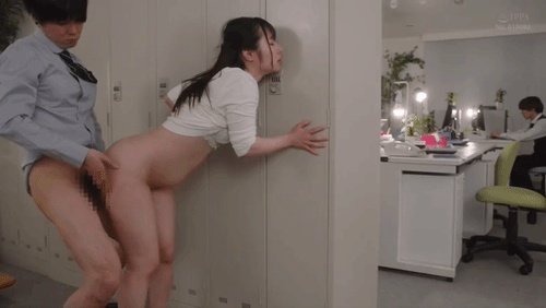 「声を我慢してるのに潮がダダ漏れ！高飛車な女上司に媚薬を●ませて残業中に声ガマン無言キメセク 松井日奈子」のサムネイルgif画像