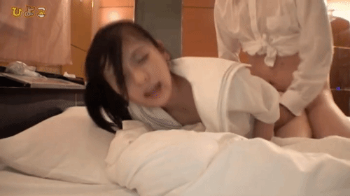 「【動画配信限定特典映像付】「私のこと遊びじゃないならゴムなしで入れて…」教え子に中出し妊娠を迫られる不倫で狂った愛の日常<第3章> 永瀬ゆい」のサムネイルgif画像