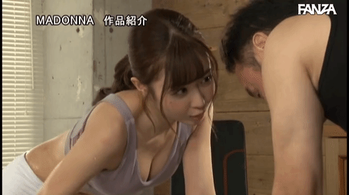「美尻と魔性の微笑みで僕を誘惑する人妻パーソナルトレーナー 逆NTR 栗山莉緒」のサムネイルgif画像