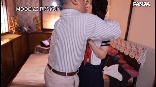 「ある日、教え子と再会。人妻になっていた彼女にあの頃の制服を着せて何度も中出ししまくったW不倫 向井藍」のサムネイルgif画像