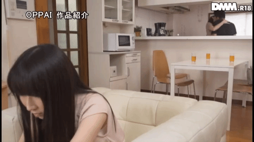 「親友からこっそり彼氏を寝取る巨乳でエッチな痴女お姉さん 波多野結衣」のサムネイルgif画像