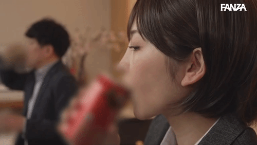 「ボーイッシュで生意気なパンツスーツ女子は想像以上の色白美脚とむっちむち爆尻ナイスボディ 森日向子」のサムネイルgif画像