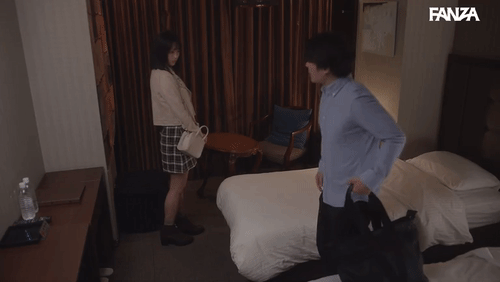 「優しいバイト先店長に好意抱く私はわざと終電逃し… 朝まで性欲に溺れる甘くて切ないホテル相部屋NTR 小倉七海」のサムネイルgif画像