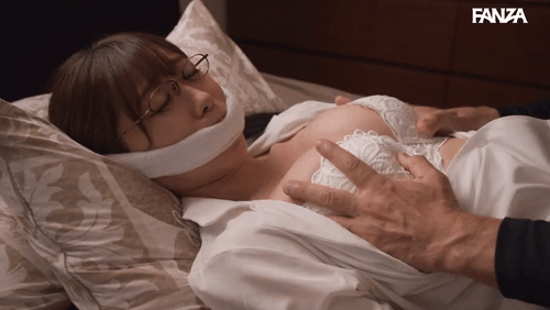 「原作:多摩豪 満ち足りたセイ活 ～狙われた眼鏡地味妻～ 人妻の幸せな日常を壊す理不尽凌●レ○プを忠実実写化！！ 黒川すみれ」のサムネイルgif画像